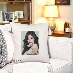 Perna Personalizata K-pop BLACKPINK Jennie Editorial Negru cu Inele, 40x40 cm, Bej cu Franjuri, Husa Detasabila, Perna Inclusa, BEKZ®
