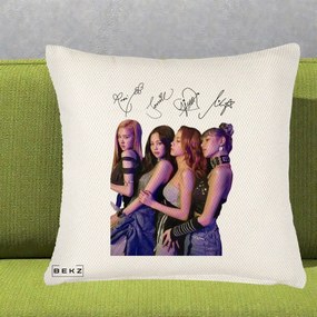 Perna Personalizata K-pop BLACKPINK Fotografie Grup Autografe Deasupra, 40x40 cm, Crem Reliefat, Husa Detasabila, Perna Inclusa, BEKZ®