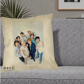 Perna Personalizata K-pop Stray Kids Foto Grup Alb cu 8 Membrii de Sus, 40x40 cm, Crem, Husa Detasabila, Perna Inclusa, BEKZ®