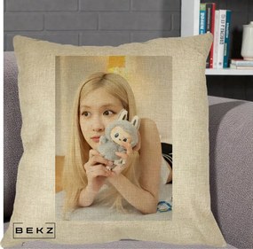 Perna Personalizata K-pop BLACKPINK Rose cu Papusa Iepure, 40x40 cm, Crem, Husa Detasabila, Perna Inclusa, BEKZ®