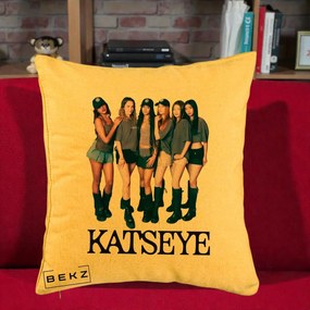 Perna Personalizata K-pop KATSEYE Grup Foto Tinute Gri, 40x40 cm, Galben, Husa Detasabila, Perna Inclusa, BEKZ®