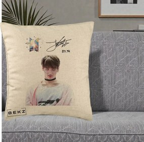 Perna Personalizata K-pop BTS Jungkook Portret cu Ochelari Autograf, 40x40 cm, Bej, Husa Detasabila, Perna Inclusa, BEKZ®