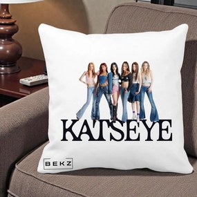 Perna Personalizata K-pop KATSEYE Foto Grup Blugi, 40x40 cm, Alba Mata, Husa Detasabila, Perna Inclusa, BEKZ®