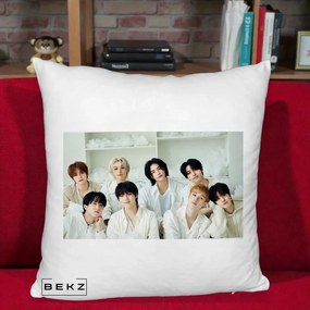 Perna Personalizata K-pop Stray Kids Foto Grup All-White Landscape, 40x40 cm, Alb Pufos, Husa Detasabila, Perna Inclusa, BEKZ®
