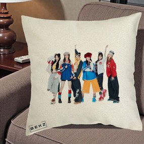 Perna Personalizata Grup K-pop Fete in Picioare Foto, 40x40 cm, Ecru, Husa Detasabila, Perna Inclusa, BEKZ®
