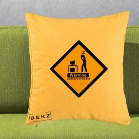 Perna Personalizata Warning Coding in Progress, 40x40 cm, Galben, Husa Detasabila, Perna Inclusa, BEKZ®