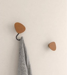 Cârlig maro coniac de montat pe perete din oțel Dot S Bull – LIND DNA