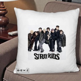 Perna Personalizata K-pop Stray Kids Outfit Negru, 40x40 cm, Alb Pufos, Husa Detasabila, Perna Inclusa, BEKZ®
