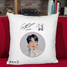 Perna Personalizata K-pop BTS Jin Portret cu Autograf, 40x40 cm, Alb Pufos, Husa Detasabila, Perna Inclusa, BEKZ®