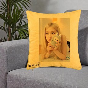 Perna Personalizata K-pop BLACKPINK Rose cu Papusa Iepure, 40x40 cm, Galben, Husa Detasabila, Perna Inclusa, BEKZ®