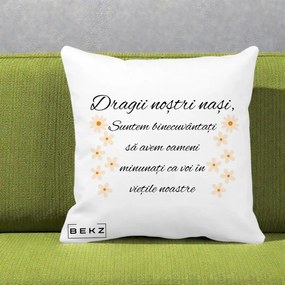 Cadou pentru Nasi - Perna Personalizata Dragii Nostri Nasi Suntem Binecuvantati cu Floricele, 40x40 cm, Alba Mata, Husa Detasabila, Perna Inclusa, BEKZ®