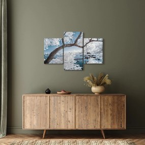 Tablou cu copac înzăpezit lângă apă (90x60 cm)