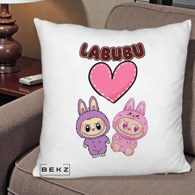 Perna Personalizata Labubu Cuplu Inima, 40x40 cm, Alb Pufos, Husa Detasabila, Perna Inclusa, BEKZ®
