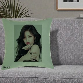 Perna Personalizata K-pop BLACKPINK Jennie Editorial Negru cu Inele, 40x40 cm, Verde, Husa Detasabila, Perna Inclusa, BEKZ®