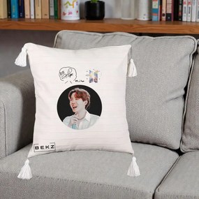 Perna Personalizata K-pop BTS J-Hope Portret cu Autograf, 40x40 cm, Bej cu Franjuri, Husa Detasabila, Perna Inclusa, BEKZ®