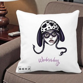 Perna Personalizata Wednesday Addams cu Caine Dalmatian, 40x40 cm, Alba Mata, Husa Detasabila, Perna Inclusa, BEKZ®