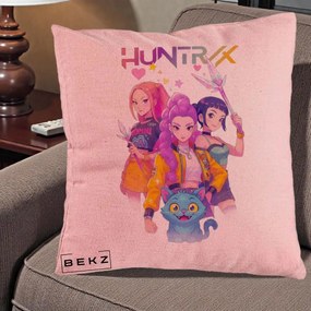 Perna Personalizata K-pop HUNTRX Trio Foto cu Pisica, 40x40 cm, Roz, Husa Detasabila, Perna Inclusa, BEKZ®