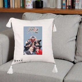 Perna Personalizata K-pop Stray Kids You Make Stray Kids Stay cu Foto Grup, 40x40 cm, Bej cu Franjuri, Husa Detasabila, Perna Inclusa, BEKZ®