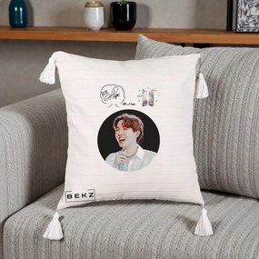 Perna Personalizata K-pop BTS J-Hope Portret cu Autograf, 40x40 cm, Bej cu Franjuri, Husa Detasabila, Perna Inclusa, BEKZ®