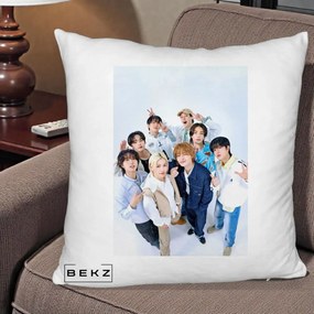 Perna Personalizata K-pop Stray Kids Foto Grup Alb cu 8 Membrii de Sus, 40x40 cm, Alb Pufos, Husa Detasabila, Perna Inclusa, BEKZ®