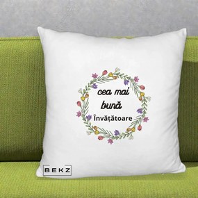 Cadou pentru Invatatoare - Perna Personalizata Cea mai Buna Invatatore cu Coronita Florala Colorata, 40x40 cm, Alb Pufos, Husa Detasabila, Perna Inclusa, BEKZ®