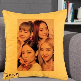 Perna Personalizata K-pop BLACKPINK Foto Grup Selfie Roz cu Glitter, 40x40 cm, Galben, Husa Detasabila, Perna Inclusa, BEKZ®