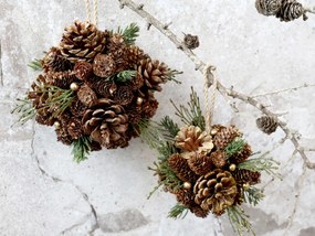 Glob decorativ din conuri și crenguțe de brad, cu accente sclipitoare, D16 cm
