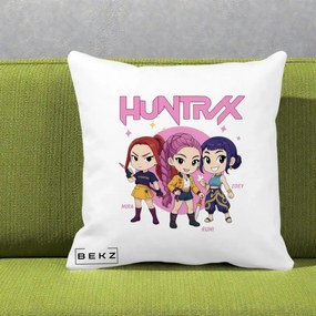 Perna Personalizata K-pop HUNTRX Trio Chibi cu Arme, 40x40 cm, Alba Mata, Husa Detasabila, Perna Inclusa, BEKZ®