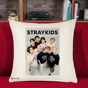 Perna Personalizata K-pop Stray Kids STRAYKIDS Alb-Negru cu Foto Grup, 40x40 cm, Crem Reliefat, Husa Detasabila, Perna Inclusa, BEKZ®
