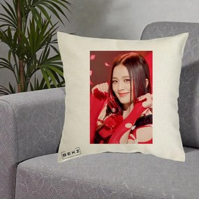 Perna Personalizata K-pop BLACKPINK Jisoo Rosu, 40x40 cm, Ecru, Husa Detasabila, Perna Inclusa, BEKZ®