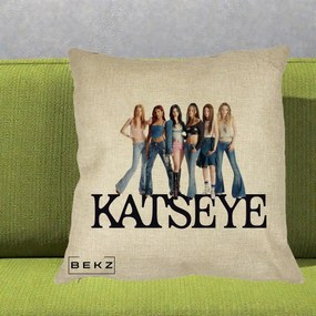 Perna Personalizata K-pop KATSEYE Foto Grup Blugi, 40x40 cm, Crem, Husa Detasabila, Perna Inclusa, BEKZ®