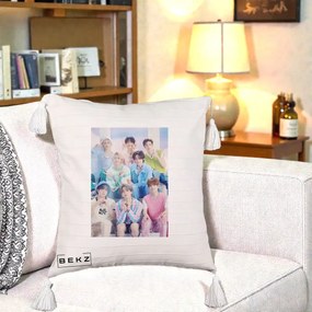 Perna Personalizata K-Pop Grup Foto Pasteluri cu 8 Artisti, 40x40 cm, Bej cu Franjuri, Husa Detasabila, Perna Inclusa, BEKZ®