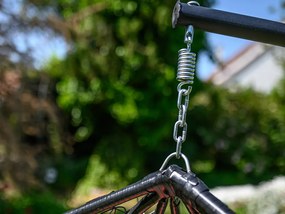 Scaun suspendat negru KOKON cu suport, perna gri