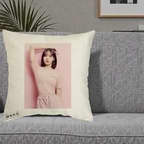 Perna Personalizata K-pop BLACKPINK Lisa Roz, 40x40 cm, Ecru, Husa Detasabila, Perna Inclusa, BEKZ®