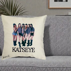Perna Personalizata K-pop KATSEYE Grup Foto Tinute Gri, 40x40 cm, Ecru, Husa Detasabila, Perna Inclusa, BEKZ®