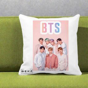 Perna Personalizata K-pop BTS Foto Grup cu BTS si Fond Roz Pastel, 40x40 cm, Alba Mata, Husa Detasabila, Perna Inclusa, BEKZ®