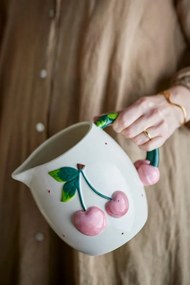 Carafă din ceramică cu cireșe sculptate, D15,5×H16 cm, roz, „Berrie"