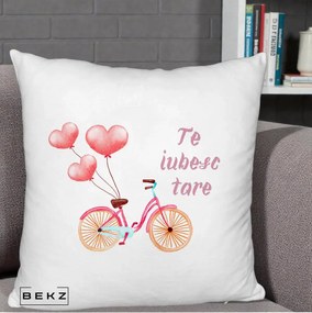 Perna Decorativa Te Iubesc Tare cu Bicicleta Roz si Baloane Inima, 40x40 cm, Alb Pufos, Husa Detasabila, Perna Inclusa, BEKZ®
