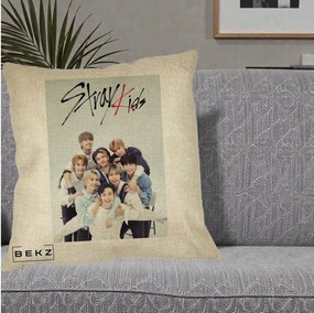 Perna Personalizata K-pop Stray Kids cu Foto Grup Alb-Albastru, 40x40 cm, Crem, Husa Detasabila, Perna Inclusa, BEKZ®