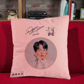 Perna Personalizata K-pop BTS Jin Portret cu Autograf, 40x40 cm, Roz, Husa Detasabila, Perna Inclusa, BEKZ®