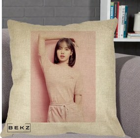 Perna Personalizata K-pop BLACKPINK Lisa Roz, 40x40 cm, Crem, Husa Detasabila, Perna Inclusa, BEKZ®