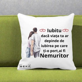 Cadou pentru Iubita - Perna Personalizata Iubitu Nemuritor cu Cuplu Acuarela si Inimi Rosii, 40x40 cm, Alba Mata, Husa Detasabila, Perna Inclusa, BEKZ®