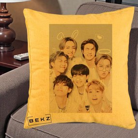 Perna Personalizata K-pop BTS Foto Grup Cute cu Animatii si 7 Membrii, 40x40 cm, Galben, Husa Detasabila, Perna Inclusa, BEKZ®