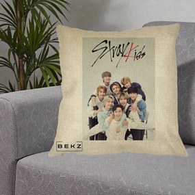 Perna Personalizata K-pop Stray Kids cu Foto Grup Alb-Albastru, 40x40 cm, Crem, Husa Detasabila, Perna Inclusa, BEKZ®