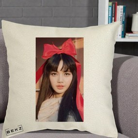 Perna Personalizata K-pop BLACKPINK Rose cu Funda Rosie, 40x40 cm, Ecru, Husa Detasabila, Perna Inclusa, BEKZ®