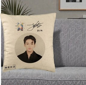 Perna Personalizata K-pop BTS Jungkook Portret cu Autograf, 40x40 cm, Bej, Husa Detasabila, Perna Inclusa, BEKZ®