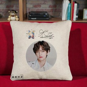 Perna Personalizata K-pop BTS V Taehyung Portret Cerc Autograf, 40x40 cm, Bej Canapea, Husa Detasabila, Perna Inclusa, BEKZ®