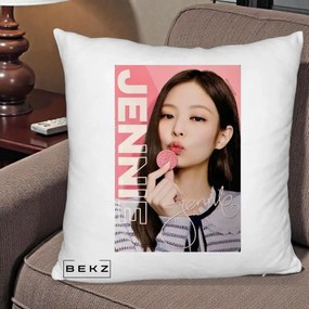 Perna Personalizata K-pop BLACKPINK Jennie cu Semnatura si Fond Roz, 40x40 cm, Alb Pufos, Husa Detasabila, Perna Inclusa, BEKZ®