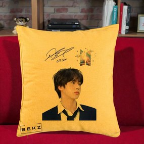 Perna Personalizata K-pop BTS Jin Portret Tinuta Albastra Autograf, 40x40 cm, Galben, Husa Detasabila, Perna Inclusa, BEKZ®
