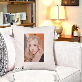 Perna Personalizata K-pop BLACKPINK cu Funda Rosie, 40x40 cm, Bej cu Franjuri, Husa Detasabila, Perna Inclusa, BEKZ®